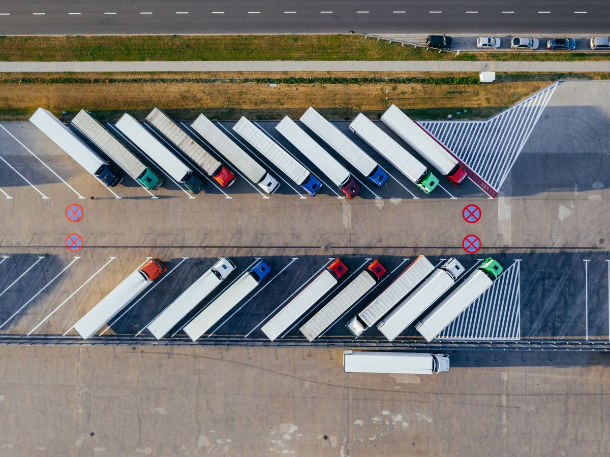 LKW-Auflieger auf dem Logistikhof aus der Vogelperspektive
